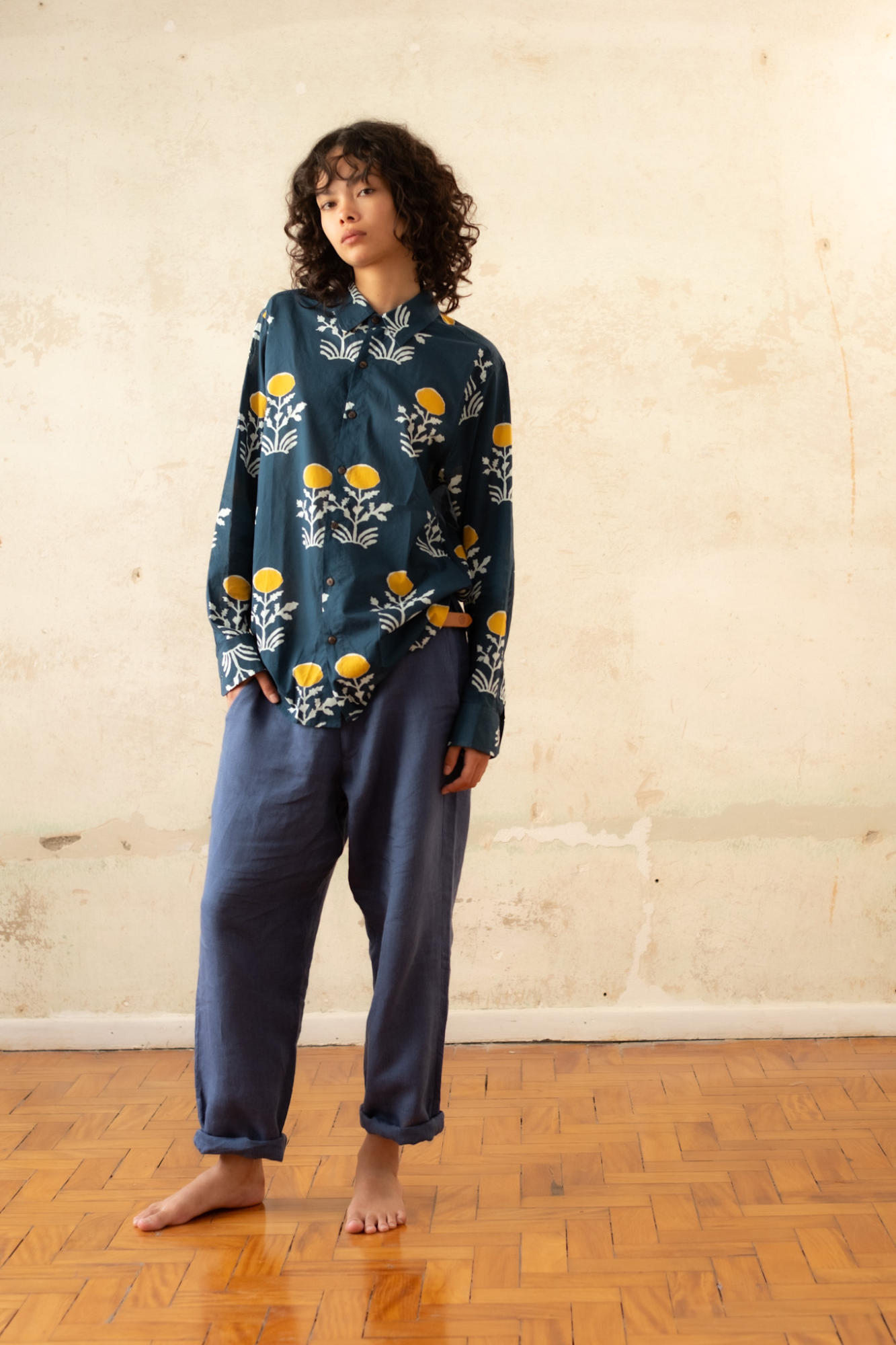 arya linen trousers in dark blue